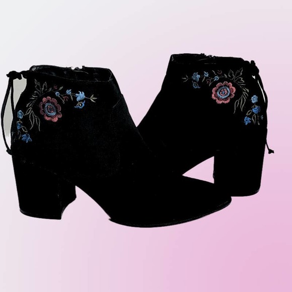 UNISA Womens Black Suede Embroidered Sz 8.5 BOOTIES Ankle Boots - Picture 1 of 11